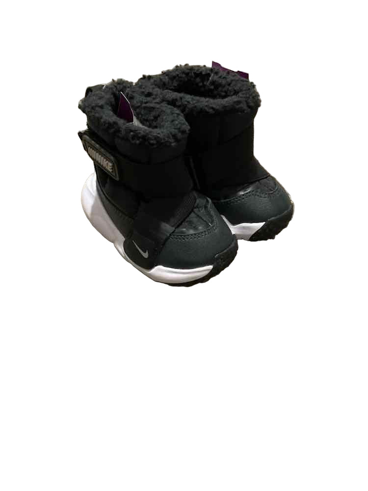 Nike (B) White Black Toddler Shoe Size 4 (Toddler) Boy's WinterBoots