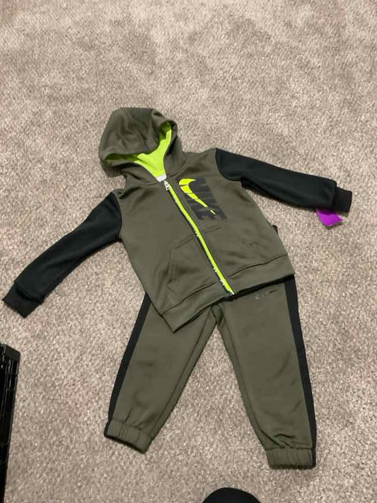 Nike (B) Green Black Toddler Size 2T Boy's 2PCAthleticPantSuit