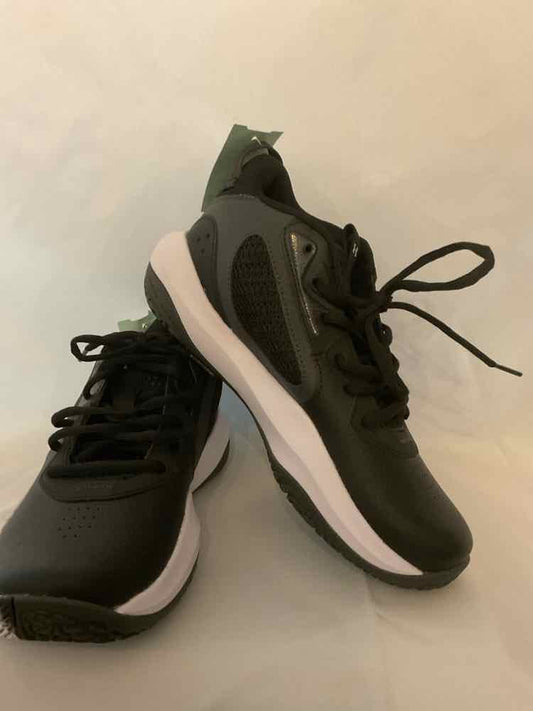 Under Armour (B) White Black Youth Shoe Size 6 (Youth) Athletic Shoes